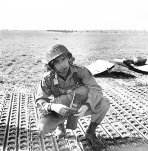 robert capa durante a cobertura da segunda guerra mundial